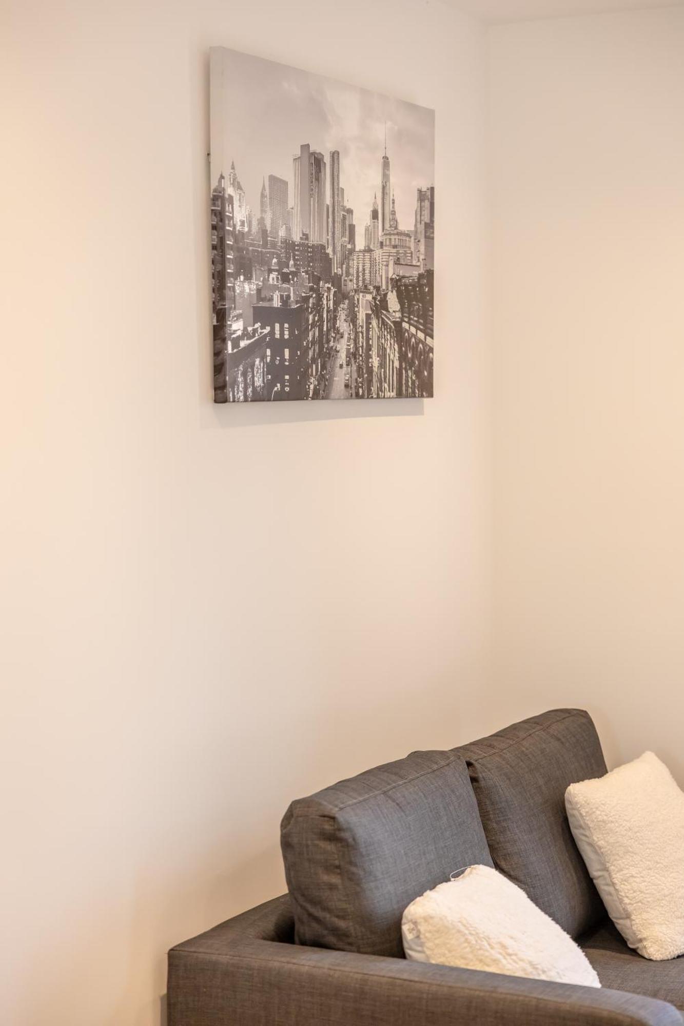 Stunning Modern 3 Bedroom Townhouse - Perfect Getaway Holiday home Manchester